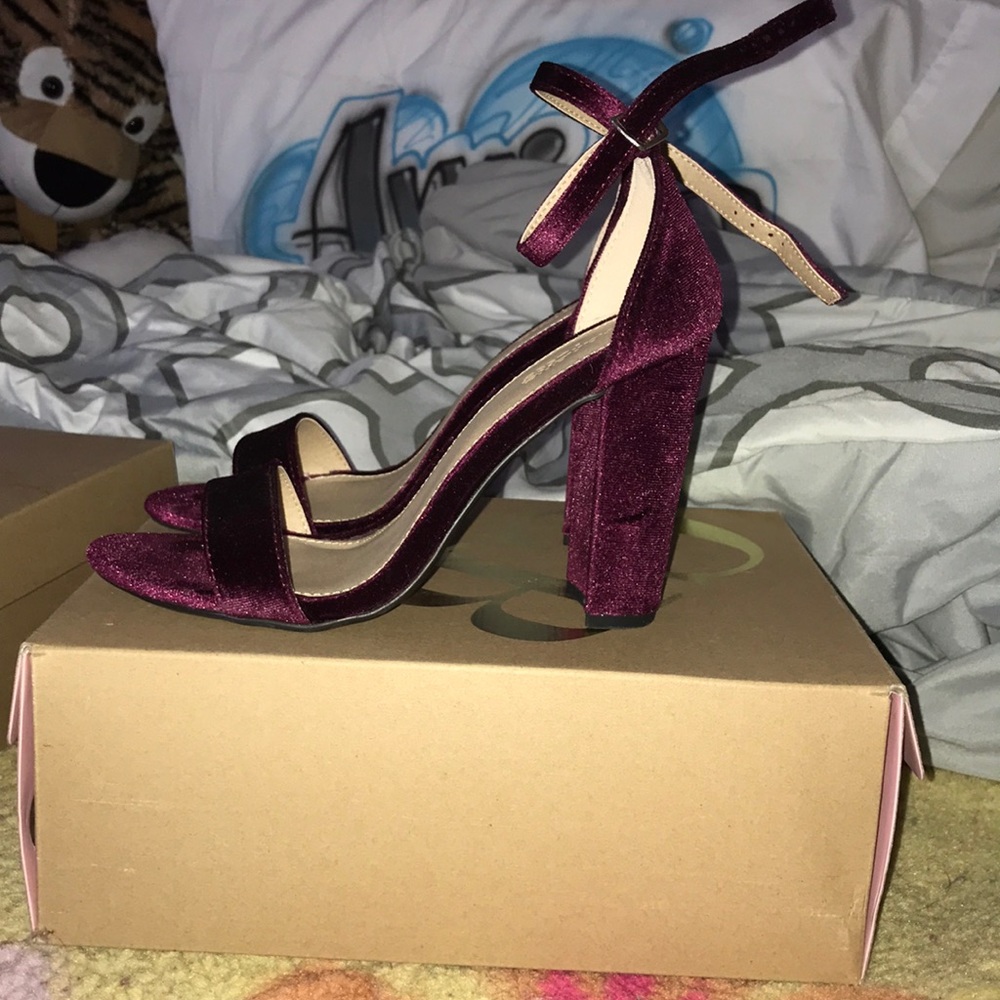 Velvet Heels - Picture 2 of 2